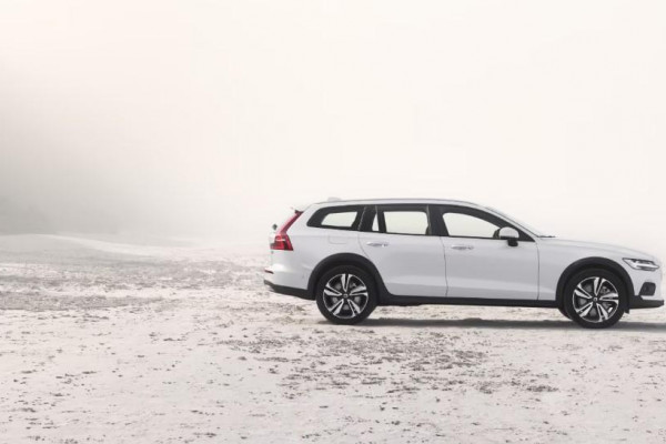2024 MY25 Volvo V60 Cross Country  Ultra B5 Bright Wagon Image 3
