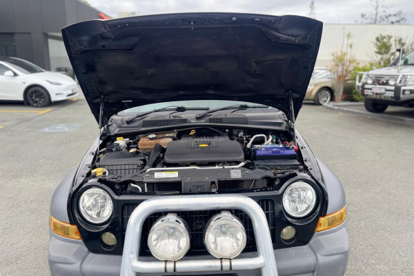 2005 Jeep Cherokee KJ Sport SUV Image 23