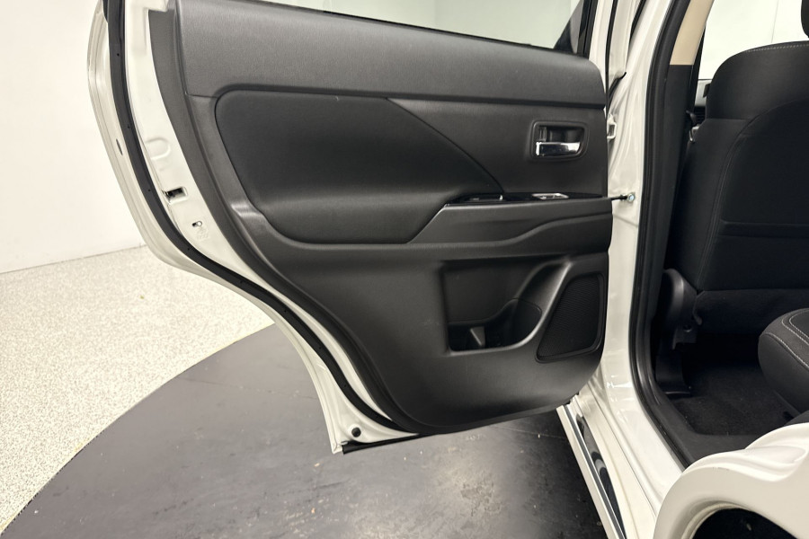 2020 Mitsubishi Outlander ZL PHEV ES SUV Image 14