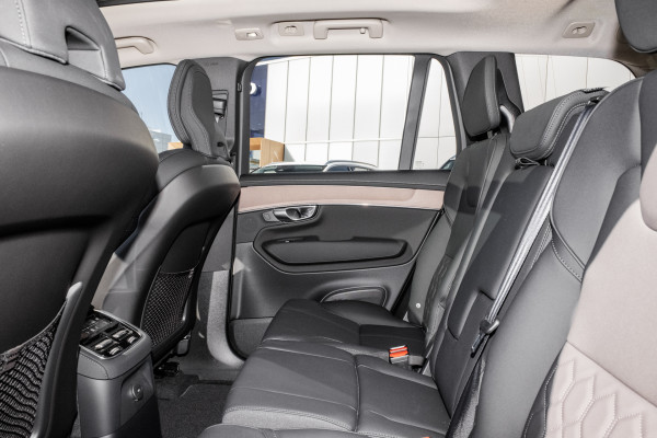 2026 Volvo XC90 L Series Plus T8 Plug-in Hybrid Dark SUV image 9