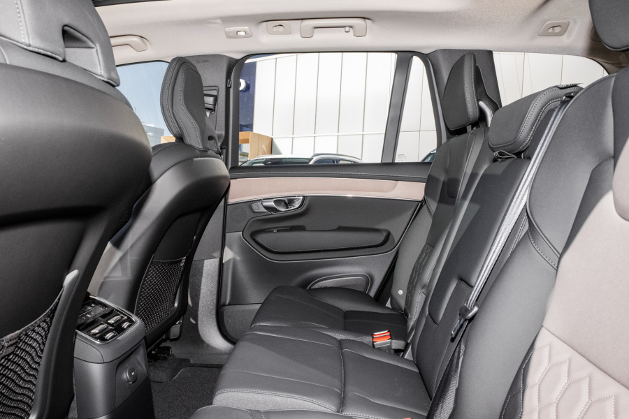 2026 Volvo XC90 L Series Plus T8 Plug-in Hybrid Dark SUV Image 9