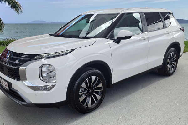 2025 Mitsubishi Outlander ZM LS SUV Image 3