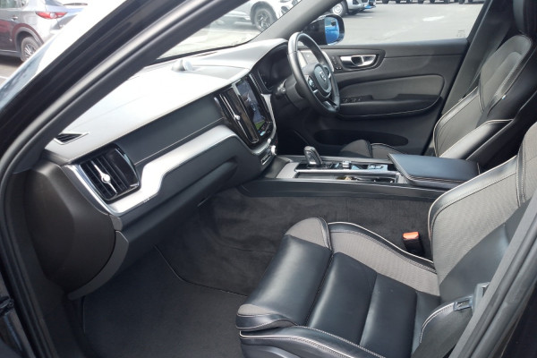 2021 MY22 Volvo XC60 UZ B6 R-Design SUV Image 16