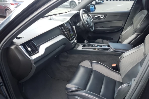 2021 MY22 Volvo XC60 UZ B6 R-Design SUV Image 16