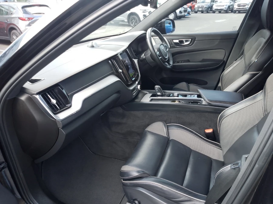 2021 MY22 Volvo XC60 UZ B6 R-Design SUV Image 16