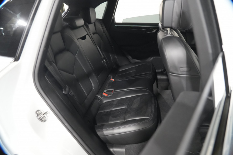 2017 Porsche Macan S SUV Image 21
