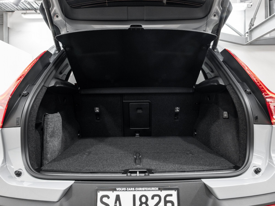 2026 Volvo XC40 XZ Ultra B4 Dark SUV Image 8