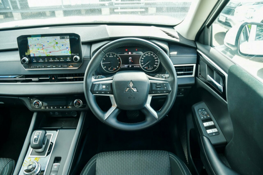 2024 Mitsubishi Outlander ZM LS SUV Image 11