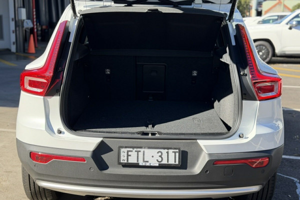2025 Volvo XC40 XZ Plus B4 SUV Image 8