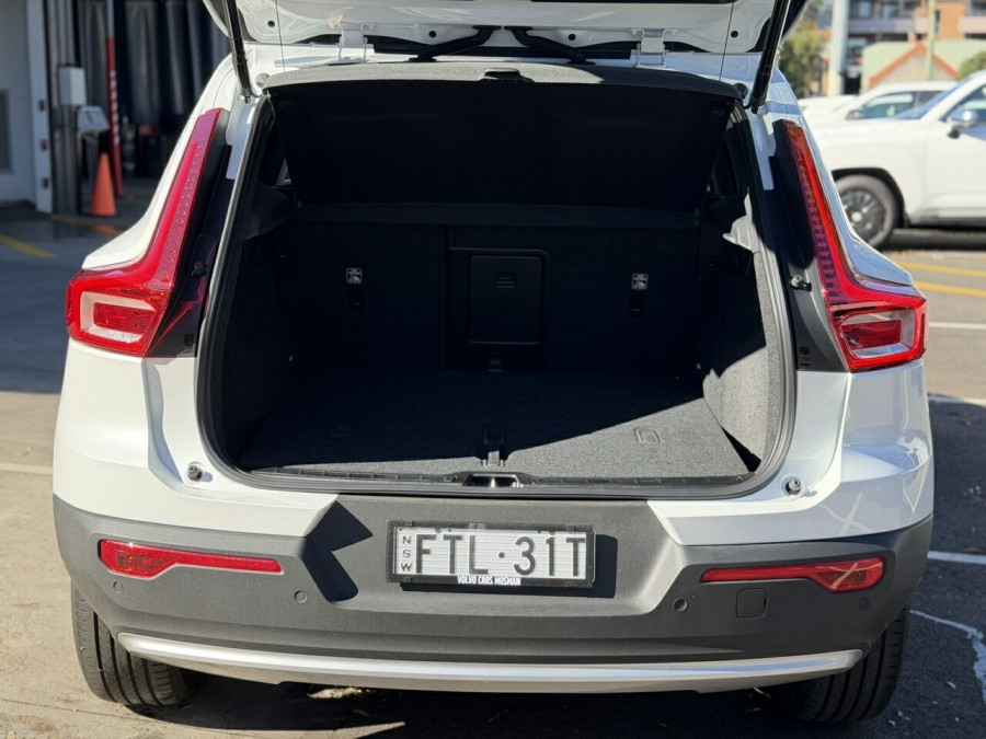2025 Volvo XC40 XZ Plus B4 SUV Image 8