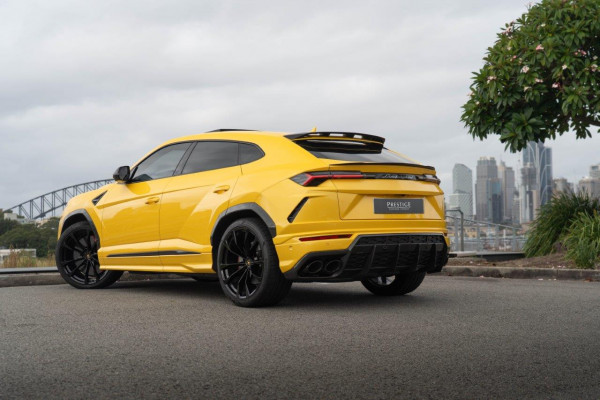 2022 Lamborghini Urus SUV Image 2