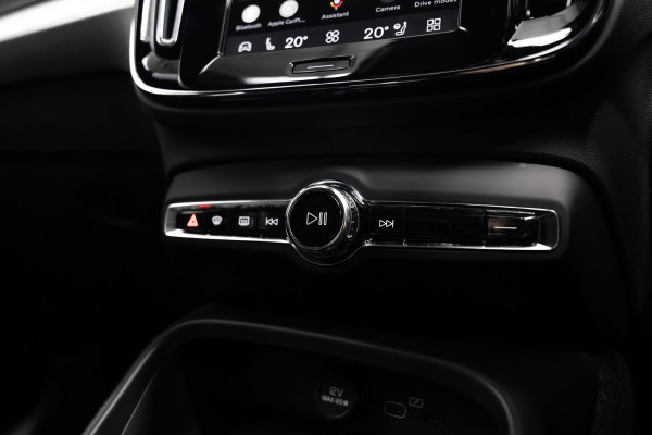 2025 Volvo XC40 XZ Ultra B4 Dark SUV Image 16