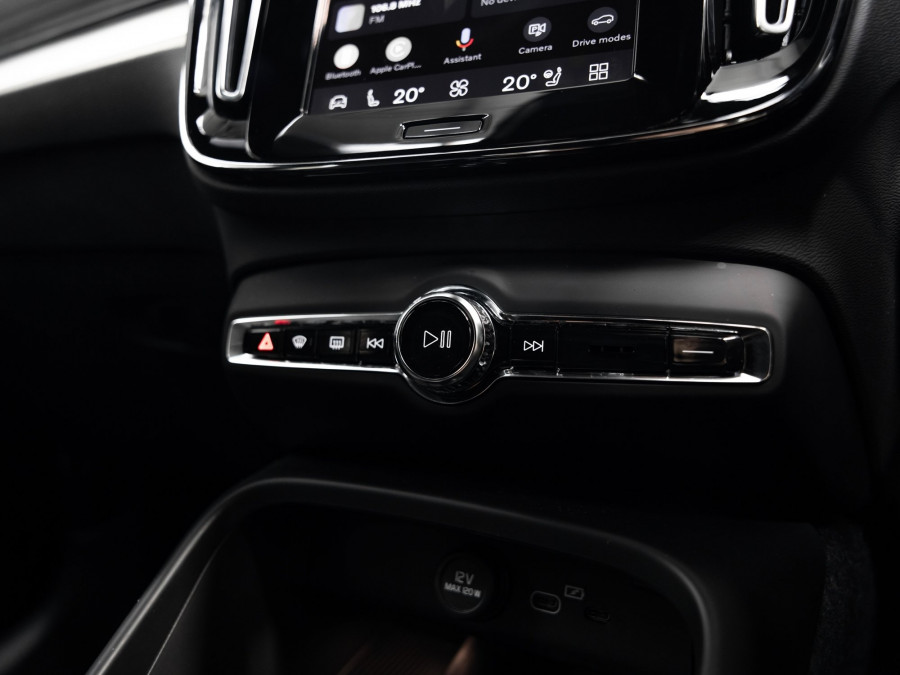 2025 Volvo XC40 XZ Ultra B4 Dark SUV Image 16