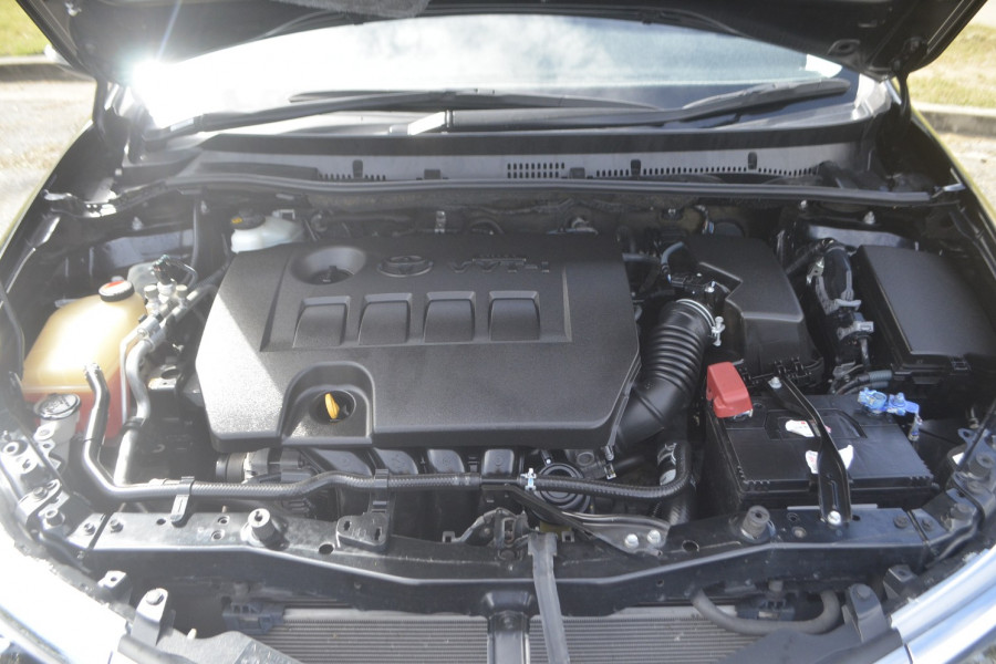 2016 Toyota Corolla ZR Hatchback Hatch Image 8