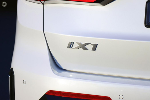 2024 BMW iX1 U11 eDrive20 xLine SUV image 3