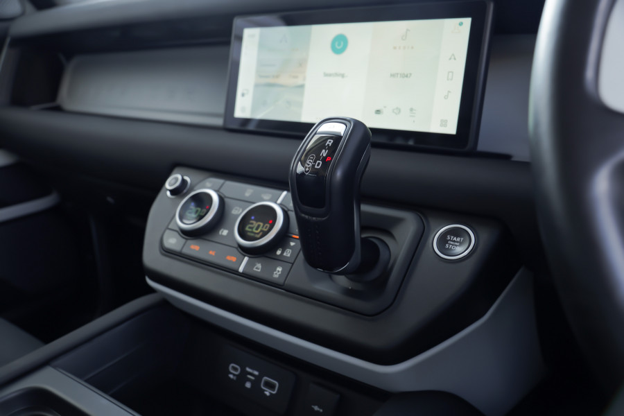 2020 Land Rover Defender L663 SE Wagon Image 22