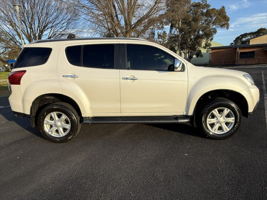 2015 Isuzu MU-X LS-T SUV Image 2