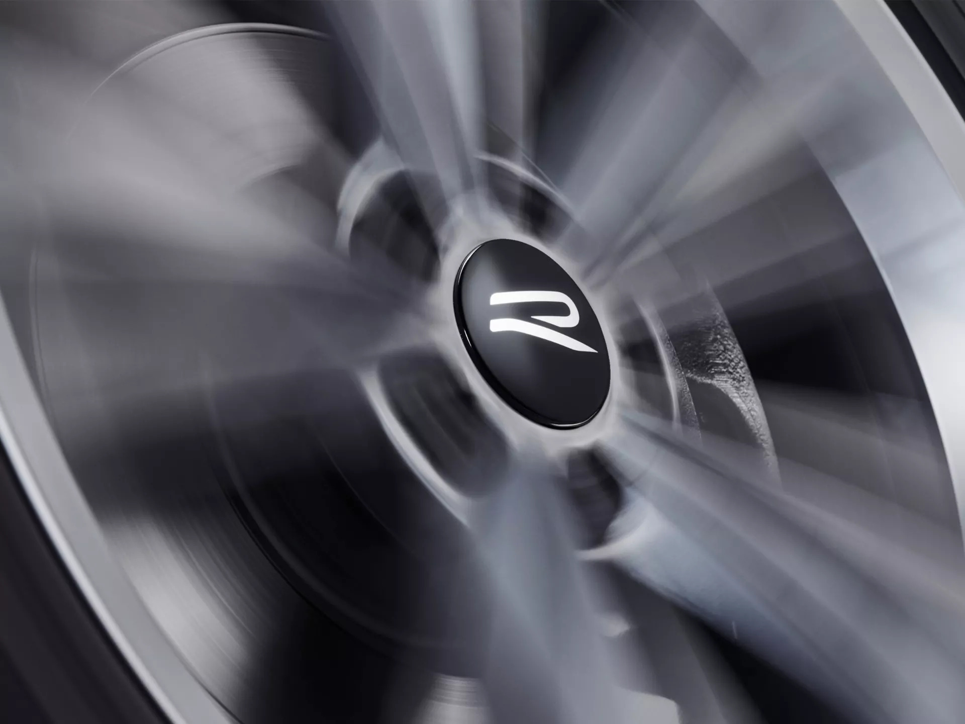 Dynamic hub cap