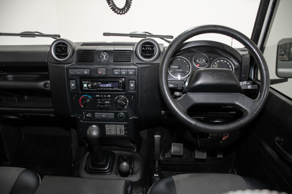 2013 Land Rover Defender 110 (4x4) SUV Image 18