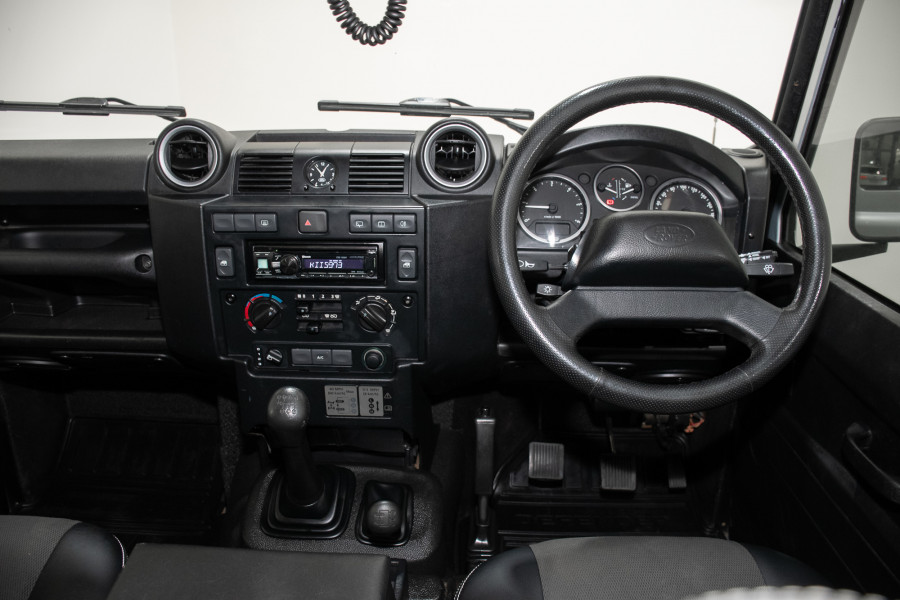 2013 Land Rover Defender 110 (4x4) SUV Image 18