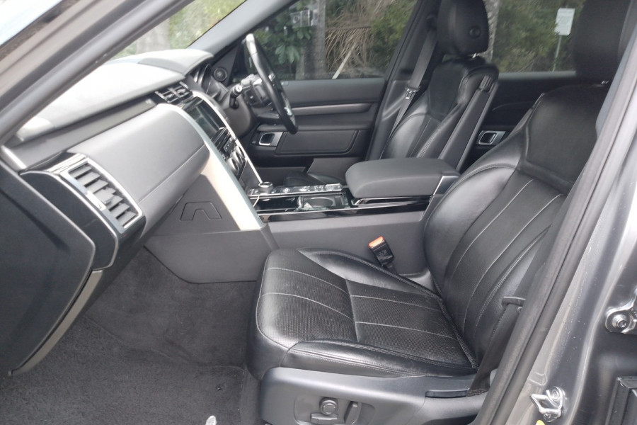 2017 Land Rover Discovery Series 5 HSE SUV Image 14