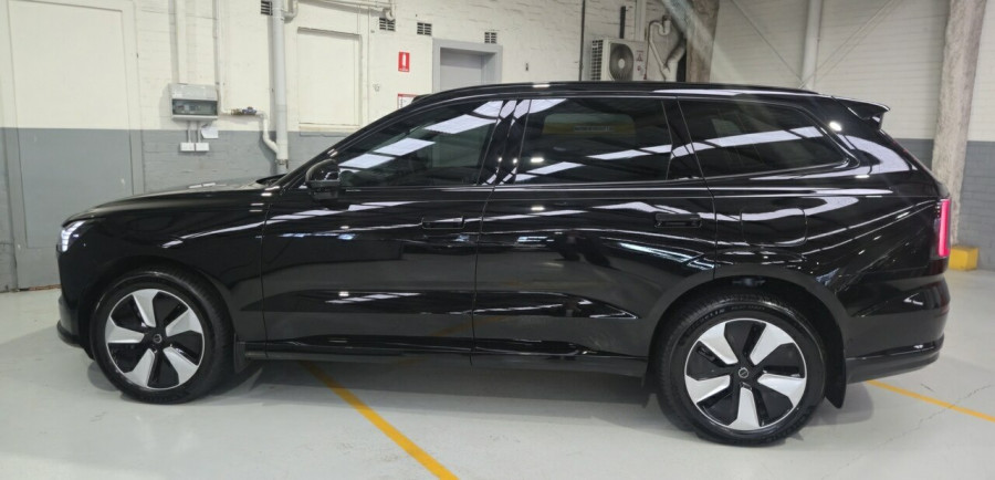 2025 Volvo EX90  Plus Twin Motor SUV Image 7