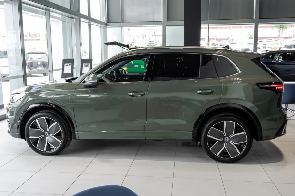 2026 Volkswagen Tiguan CT 200TSI eHybrid R-Line SUV Image 3