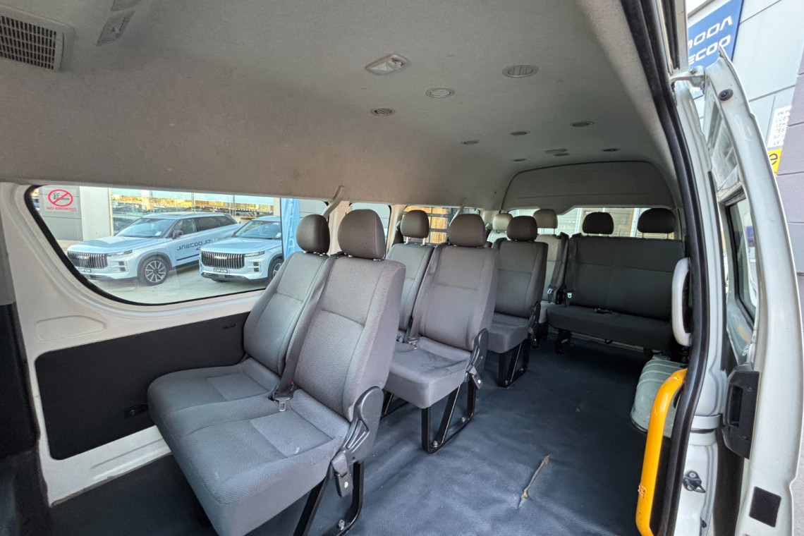 2015 Toyota HiAce TRH223R Commuter Bus Image 8