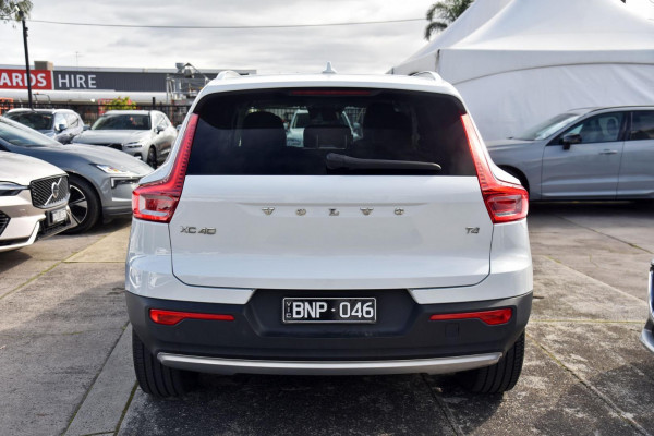 2021 Volvo XC40 XZ T4 Momentum SUV Image 3