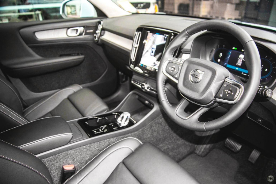 2025 Volvo XC40 XZ Ultra B4 Bright SUV Image 6