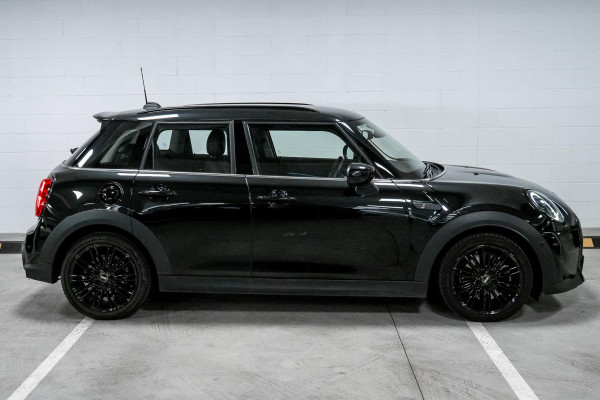 2023 MINI Cooper F55 LCI-2 S Classic Hatch image 3