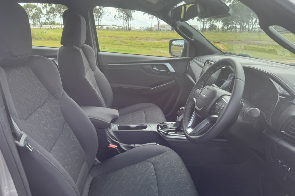 2026 Isuzu D-MAX RG LS-U Cab Chassis Image 8