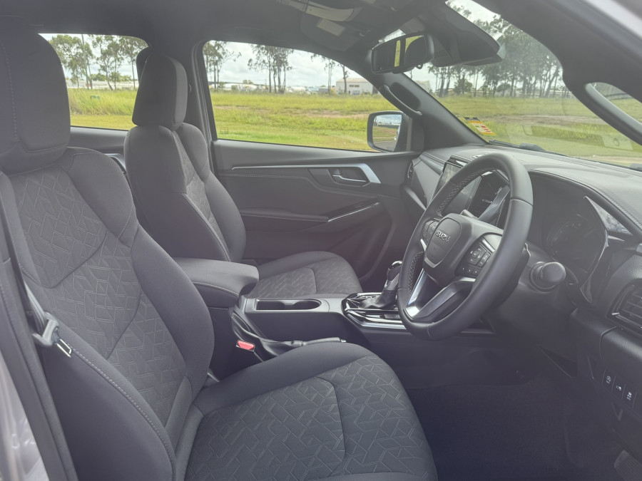 2026 Isuzu D-MAX RG LS-U Cab Chassis Image 8