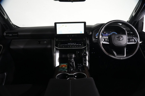 2025 Toyota LandCruiser Sahara SUV image 13