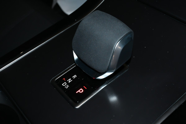 2026 MY25 Land Rover Range Rover Velar L560 P250 Dynamic SE SUV image 15