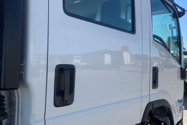 2025 Isuzu  NQS 80-175 DT C34 CREW Cab Chassis Image 5