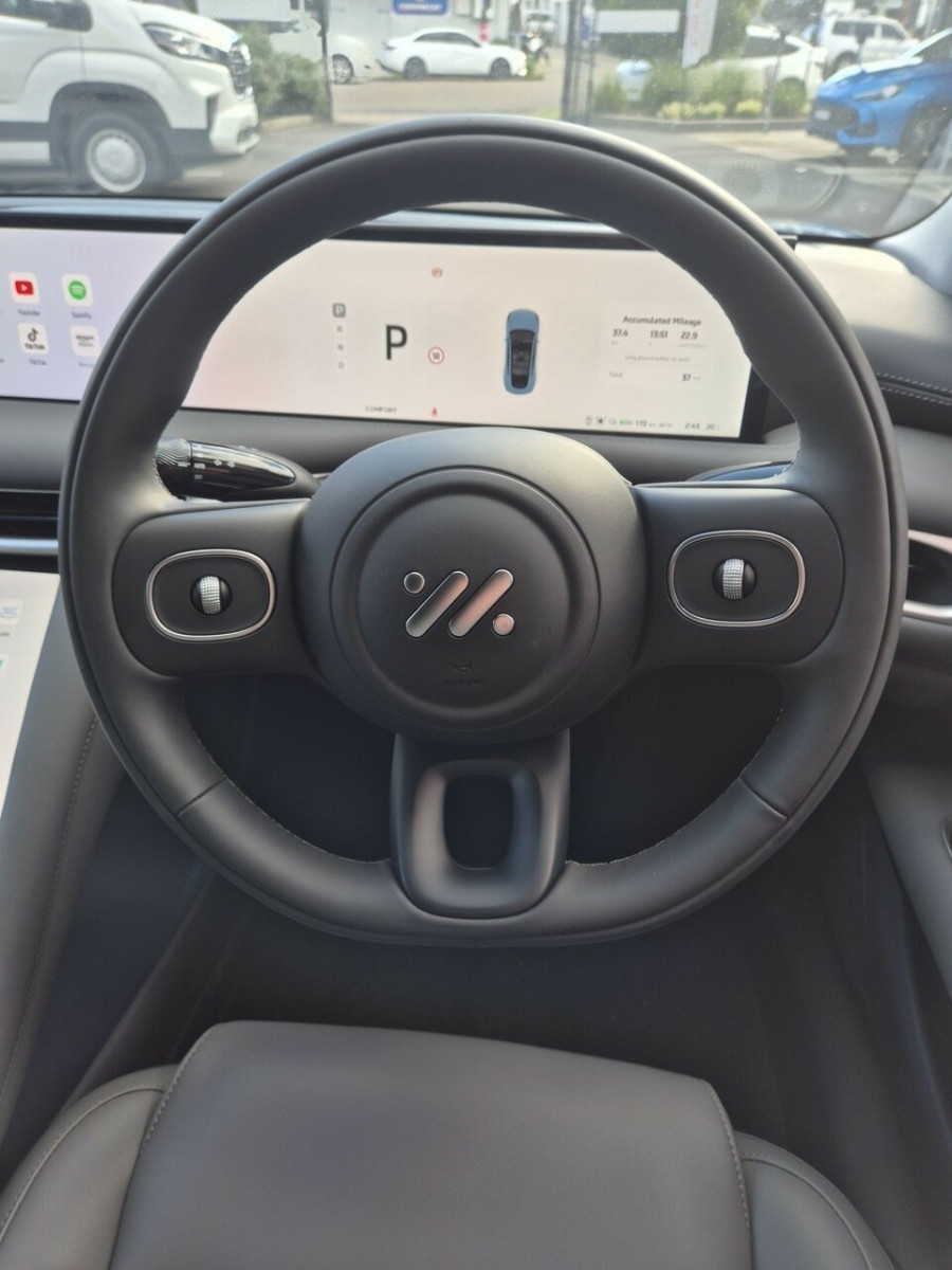 2026 MG IM5 P12L Platinum Hatch Image 13