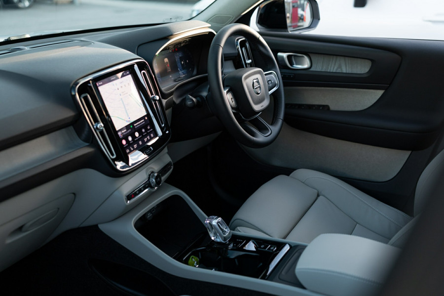2026 Volvo XC40 XZ Ultra B4 Dark SUV Image 3