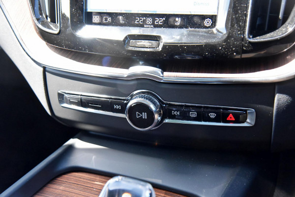 2023 Volvo XC60  Ultimate B6 Dark SUV Image 6