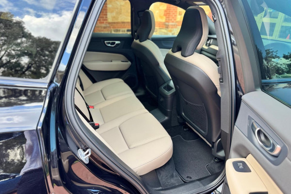 2025 Volvo XC60 UZ Plus T8 Plug-in Hybrid SUV Image 9