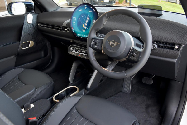 2026 MINI Cooper J01 SE Favoured Hatch image 4