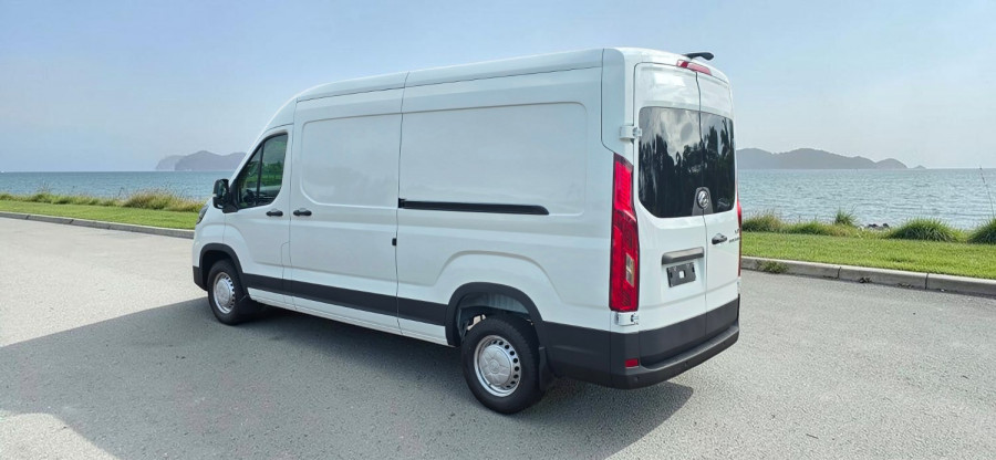 2025 LDV Deliver 9  Mid Roof LWB Van Image 8