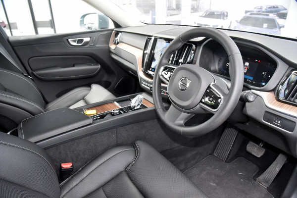 2023 Volvo XC60  Ultimate B5 Bright SUV Image 5