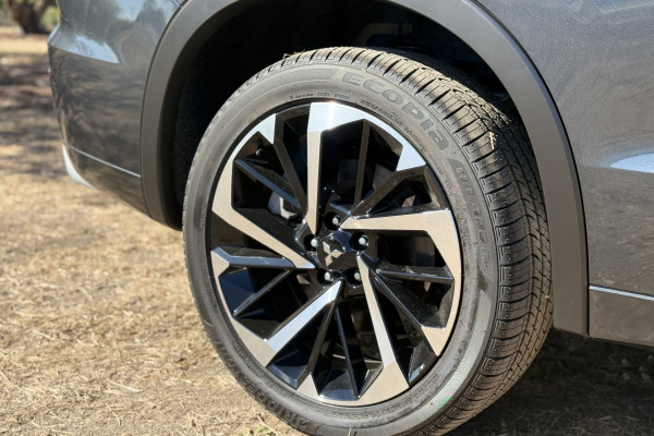 2025 MY24 Mitsubishi Outlander ZM PHEV Exceed SUV Image 20