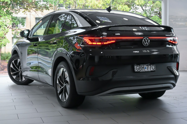 2025 Volkswagen ID. 5 E2 Pro SUV Image 2