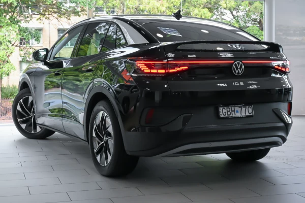 2025 Volkswagen ID. 5 E2 Pro SUV Image 2