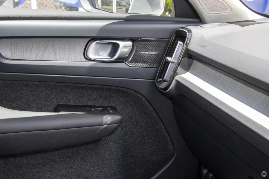 2025 Volvo XC40 XZ Plus B4 SUV Image 13