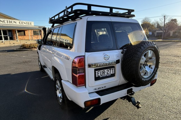 2012 Nissan Patrol Y61 ST SUV Image 5