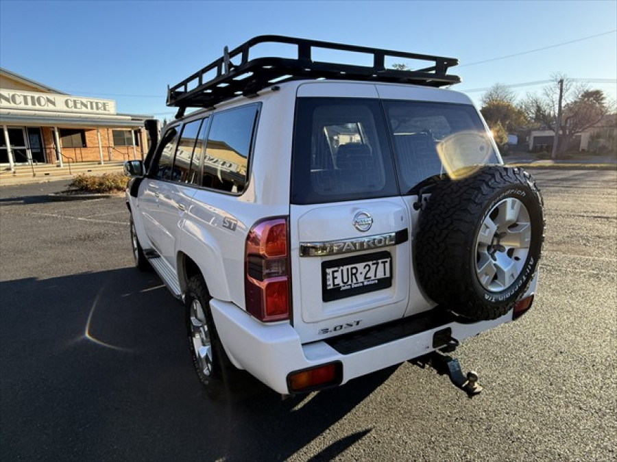 2012 Nissan Patrol Y61 ST SUV Image 5