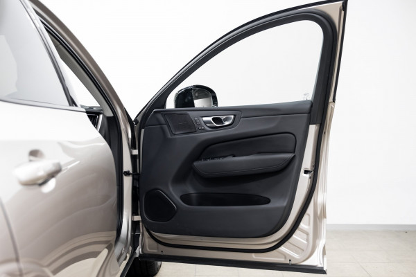 2026 Volvo XC60 UZ B5 Ultra Dark 2.0P, Mild Hybrid SUV Image 9